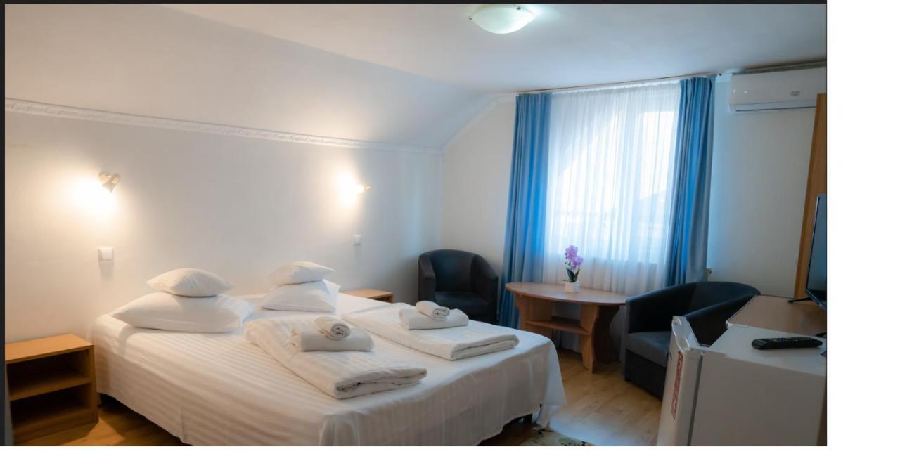 Denisa & Rares Hotell Tasnad Eksteriør bilde